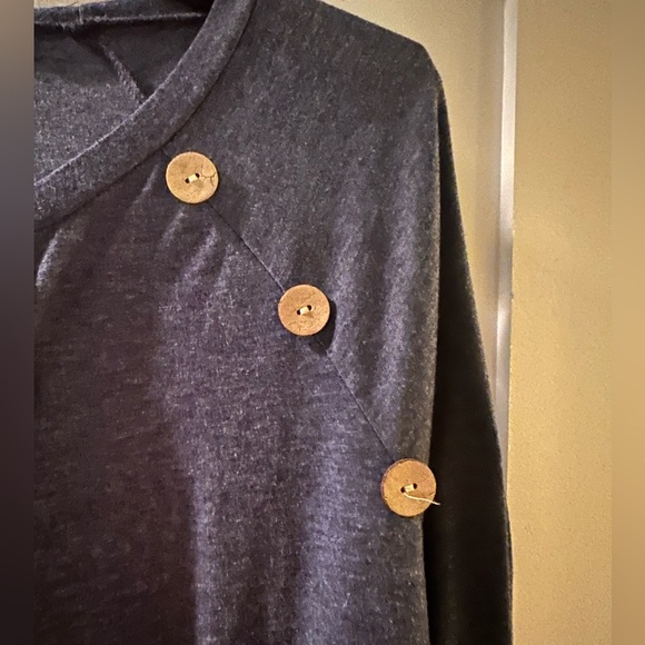 Cute and comfy tunic style long-sleeve with button detail! - Picture 4 of 4